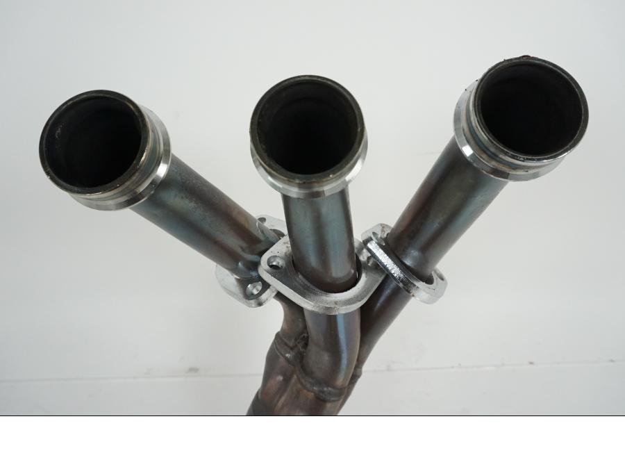 Snett nerifrån på Avgassystem från en Yamaha MT-09 Tracer -2021 motorcykel.