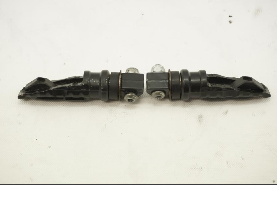 Baksidan på Fotpinnesats från en Yamaha YZF 1000 R1 -2006 motorcykel.