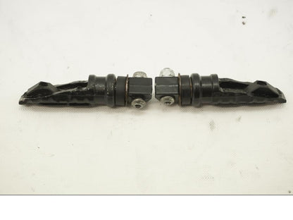 Baksidan på Fotpinnesats från en Yamaha YZF 1000 R1 -2006 motorcykel.