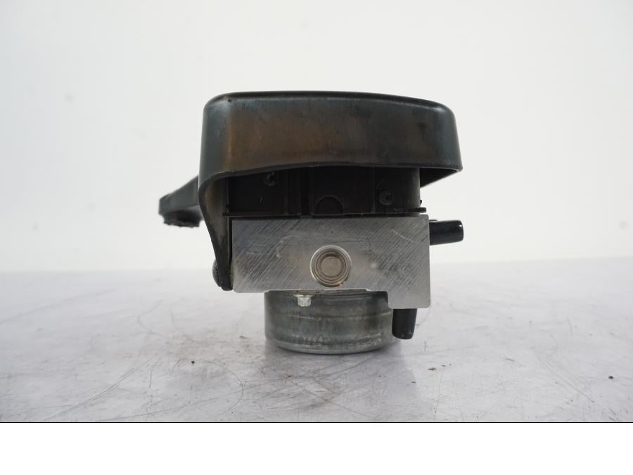 Vänster sida på ABS Modulator från en Honda VFR 1200 -2010 motorcykel.