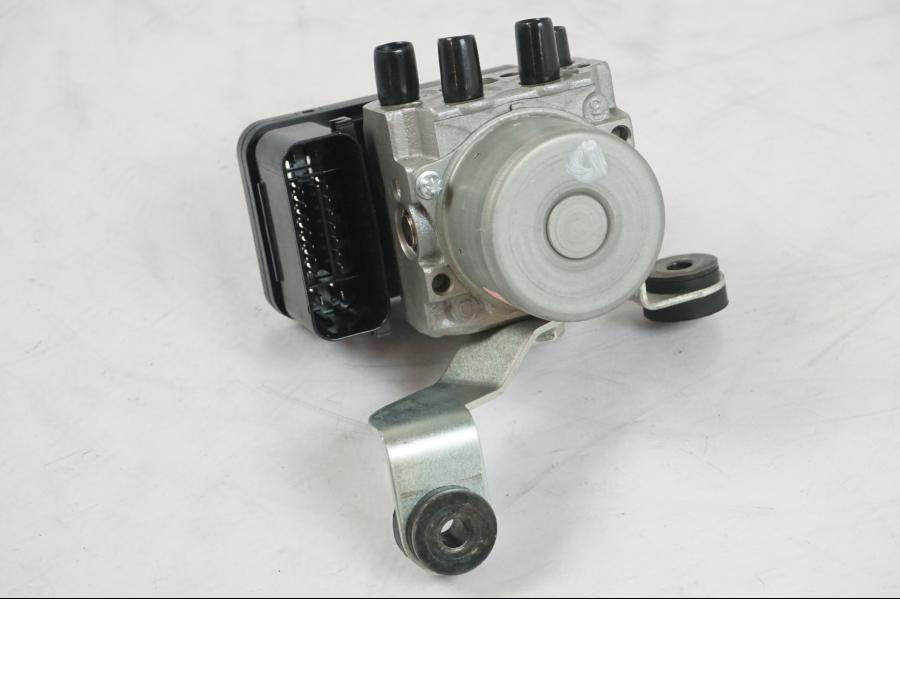 Framsidan på ABS Modulator från en Kawasaki Z 900 -2021 motorcykel.