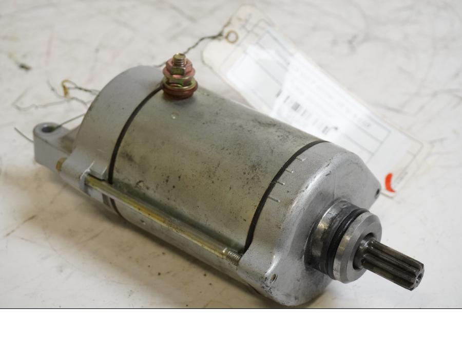 Framsidan på Startmotor från en Honda CB 600 Hornet -2005 motorcykel.