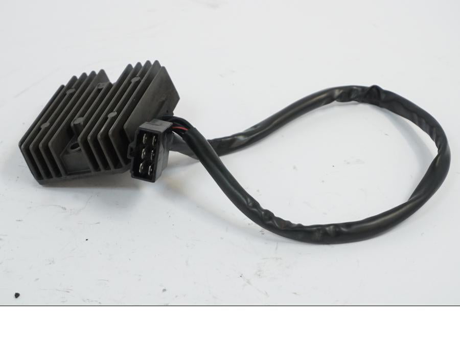 Snett uppifrån på Likriktare från en Kawasaki VN 1500 -2002 motorcykel.