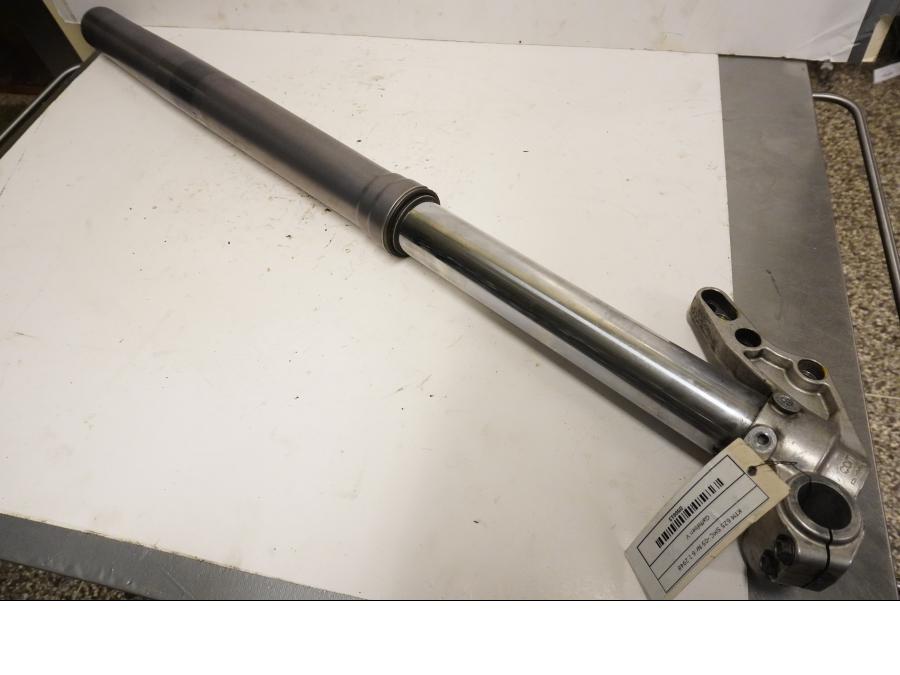 Framsidan på Gaffelben från en KTM 625 SMC -2005 motorcykel.