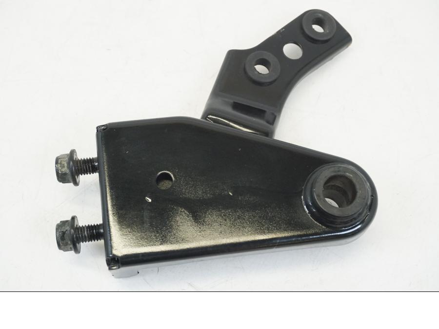 Framsidan på Växelpedalfäste från en Yamaha XV 1700 -2004 motorcykel.