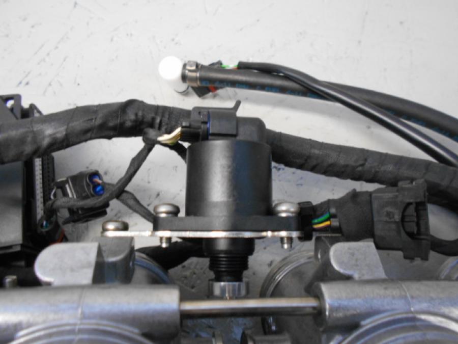 Vänster sida på Spjällhus från en BMW K 1300 GT -2009 motorcykel.