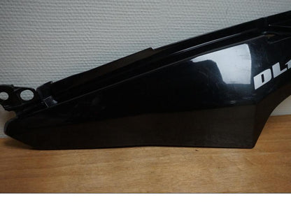 Baksidan på Sidopanel från en Suzuki DL 1000 -2004 motorcykel.