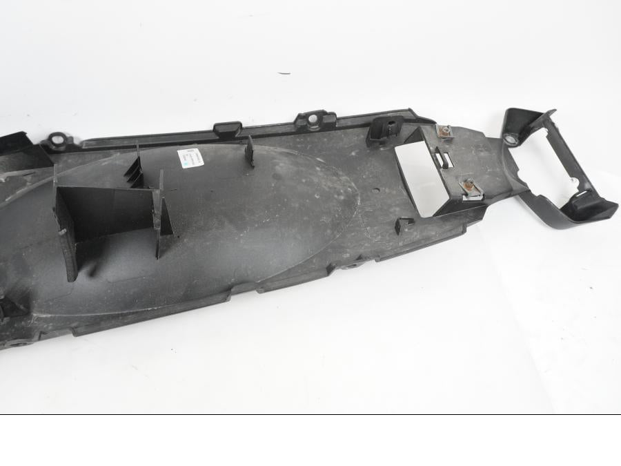 Snett nerifrån på Undertail från en KTM 1290 Super Adventure S -2022 motorcykel.