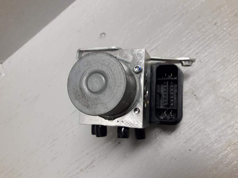 Baksidan på ABS Modulator från en Yamaha XSR 900 -2016 motorcykel.