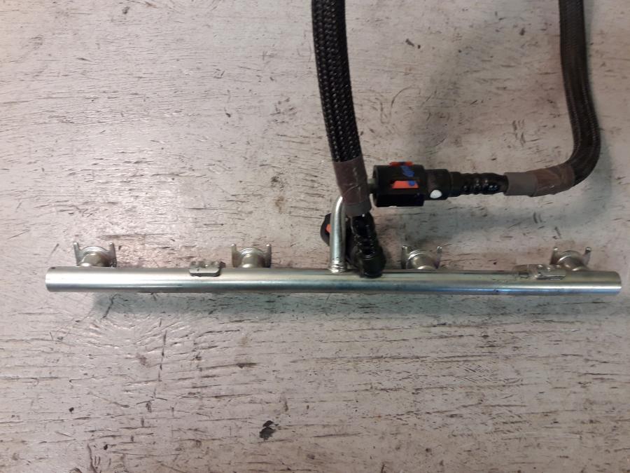 Framsidan på Fuel Rail från en Kawasaki GTR 1400 -2012 motorcykel.