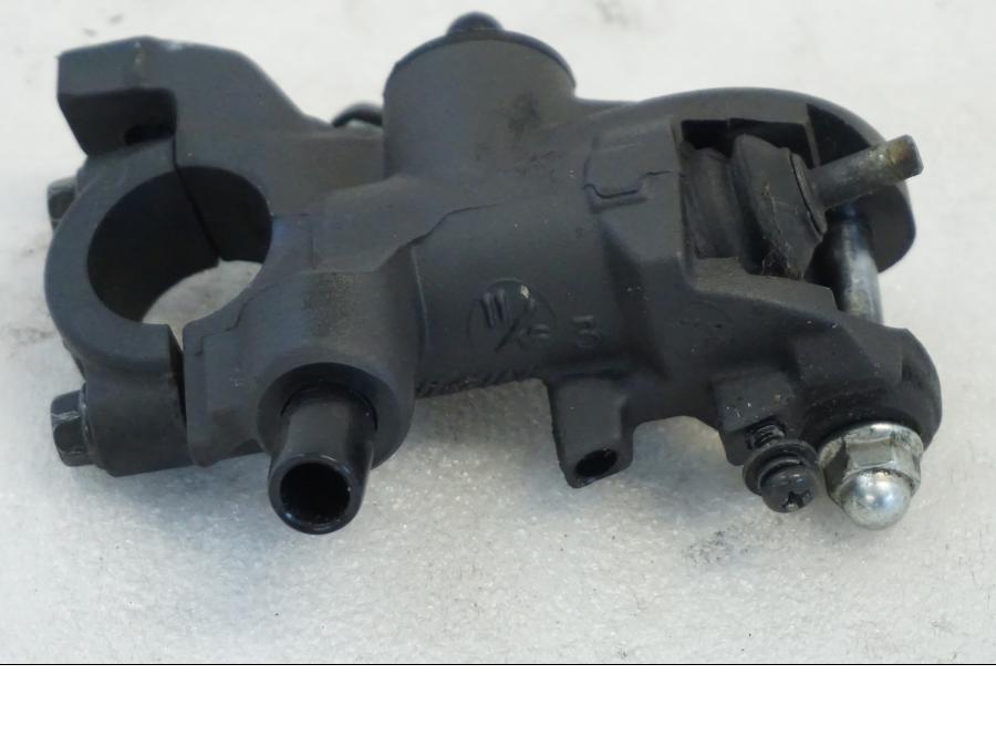 Framsidan på Bromshuvudcylinder från en Honda CBR 1000 RR -2010 motorcykel.