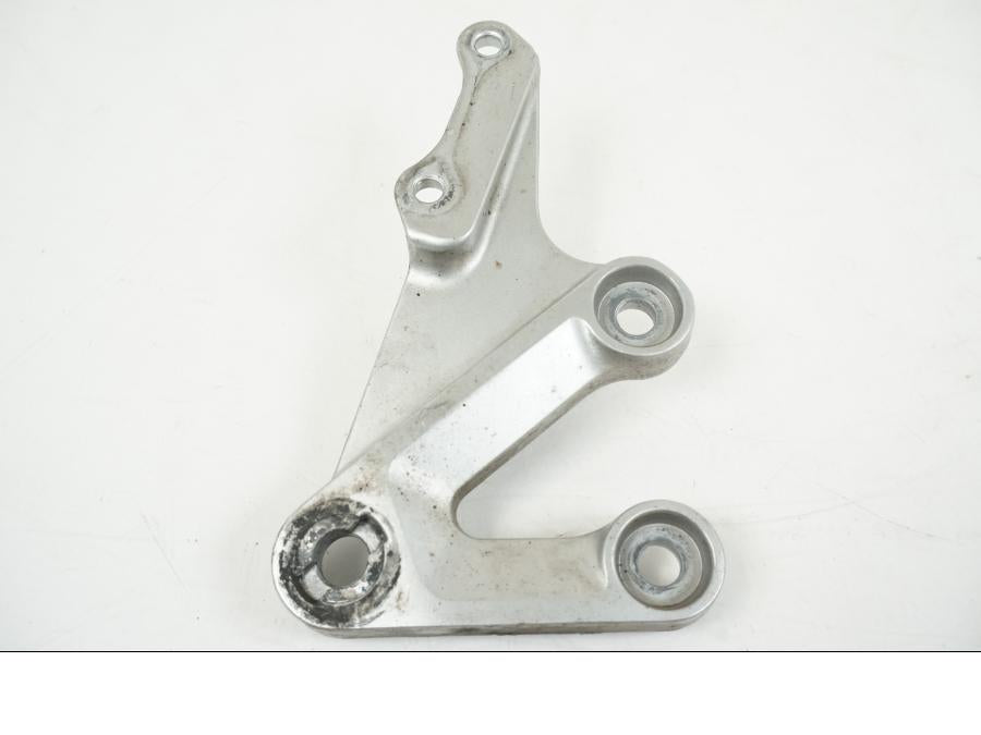 Snett nerifrån på Fotpinnefäste från en Suzuki GSX-R 1000 -2003 motorcykel.