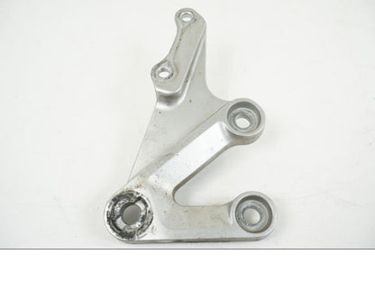 Snett nerifrån på Fotpinnefäste från en Suzuki GSX-R 1000 -2003 motorcykel.