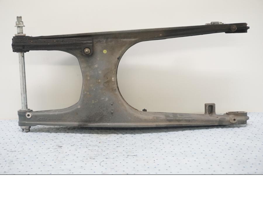 Baksidan på Sving från en KTM 125 Duke -2017 motorcykel.