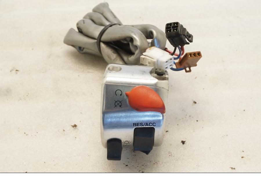 Baksidan på Styrelreglage från en Yamaha XVZ 13TD -1999 motorcykel.