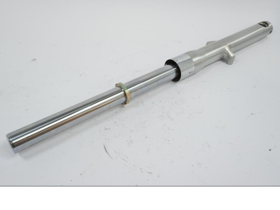 Höger sida på Gaffelben från en Kawasaki VN 1500 -2002 motorcykel.