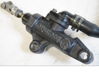 Baksidan på Bromshuvudcylinder från en Yamaha YZF R6 -2001 motorcykel.