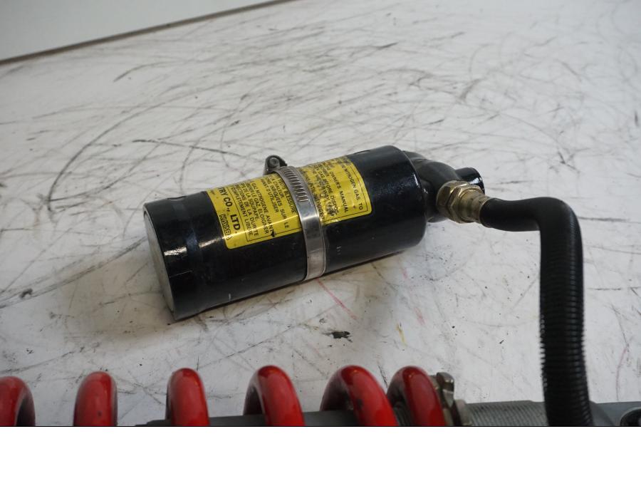 Vänster sida på Stötdämpare från en Triumph Daytona 650 -2005 motorcykel.