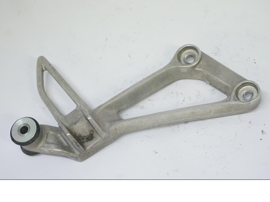 Vänster sida på Fotpinnefäste från en Honda CB 500 X -2015 motorcykel.