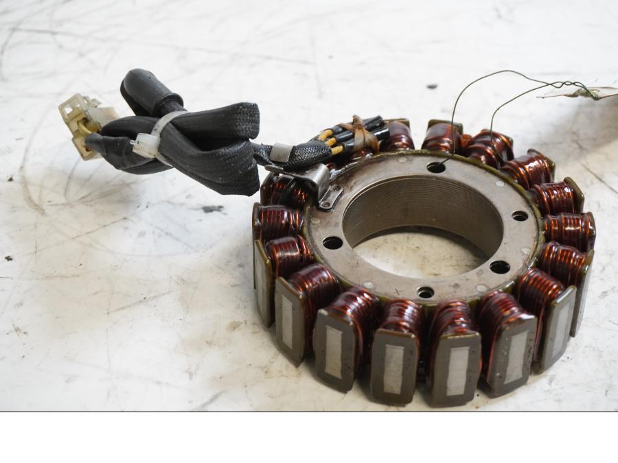 Framsidan på Generator från en Honda VTR 1000 F -2001 motorcykel.