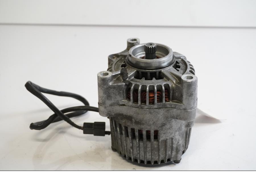 Framsidan på Generator från en Suzuki RF 600 R -1993 motorcykel.