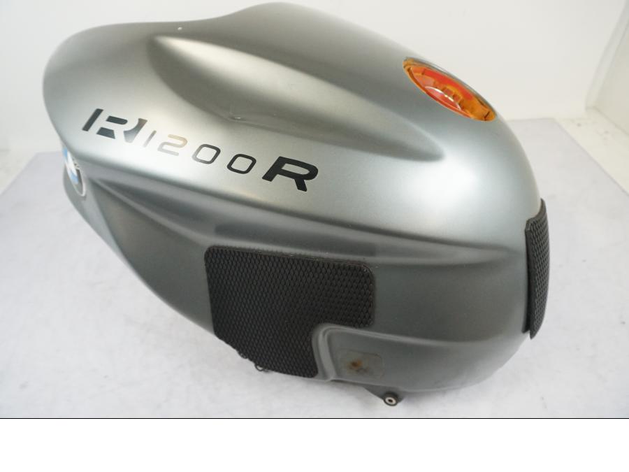 Framsidan på Bensintank från en BMW R 1200 R -2007 motorcykel.