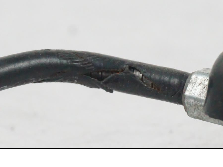 Extrabild2 på <p>Låssats från Yamaha XT 1200 Z ABS 2011.</p>

<p>Cdi, tändningslås, antenn, tanklock, sadellås, toppboxlås och 3st nycklar. Finns en skada på sadellåsmekanismens skyddsgummi se bild.</p> motorcykel.