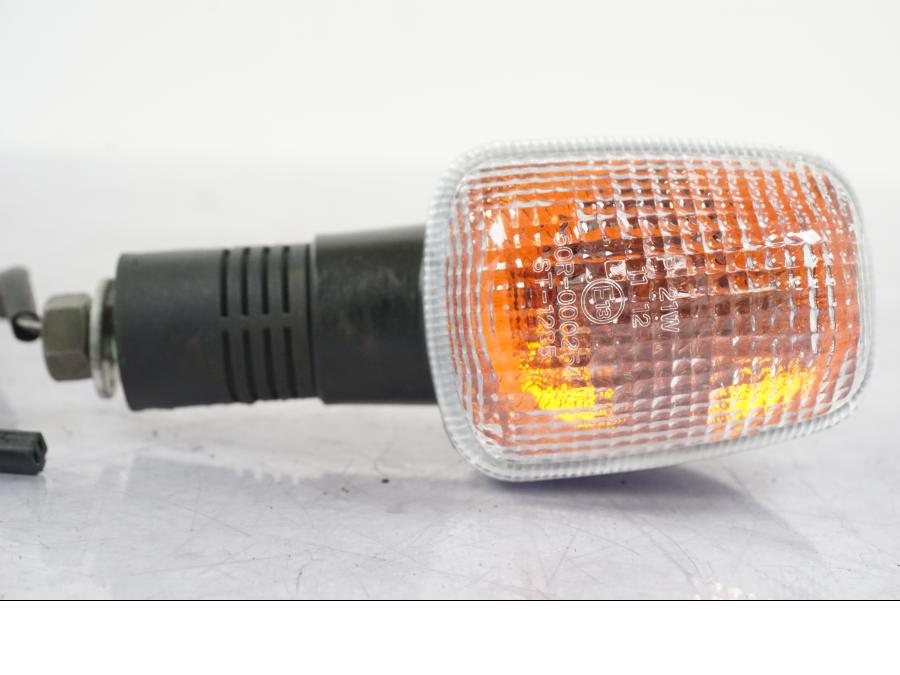 Vänster sida på Blinkers från en Suzuki GSX 1300 RX -1999 motorcykel.