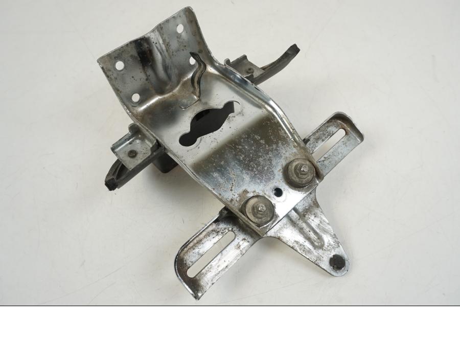 Snett nerifrån på Skylthållare från en Suzuki VS 1400 -1999 motorcykel.