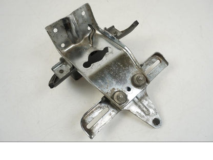 Snett nerifrån på Skylthållare från en Suzuki VS 1400 -1999 motorcykel.