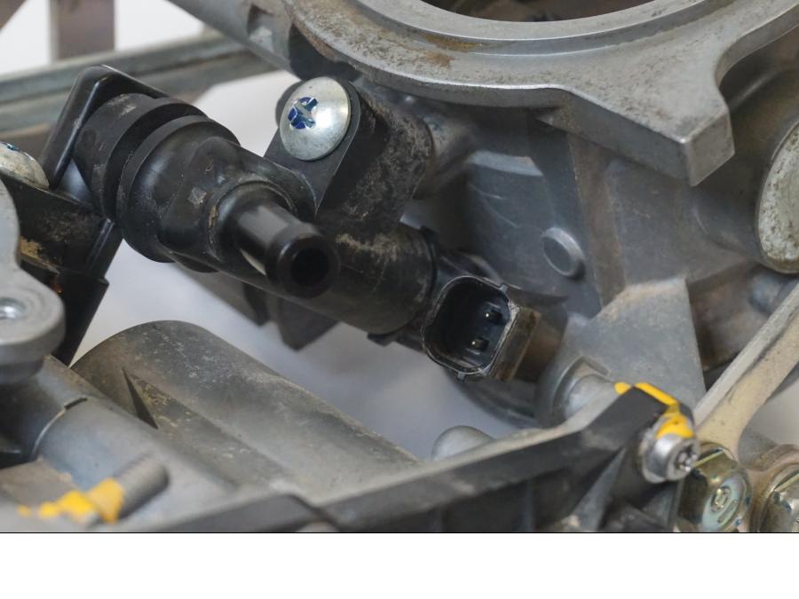 Snett nerifrån på Spjällhus från en KTM 1190 Adventure -2015 motorcykel.