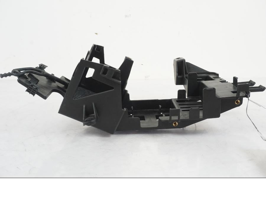 Snett uppifrån på Batterihållare från en KTM 1290 Super Duke R EVO -2023 motorcykel.