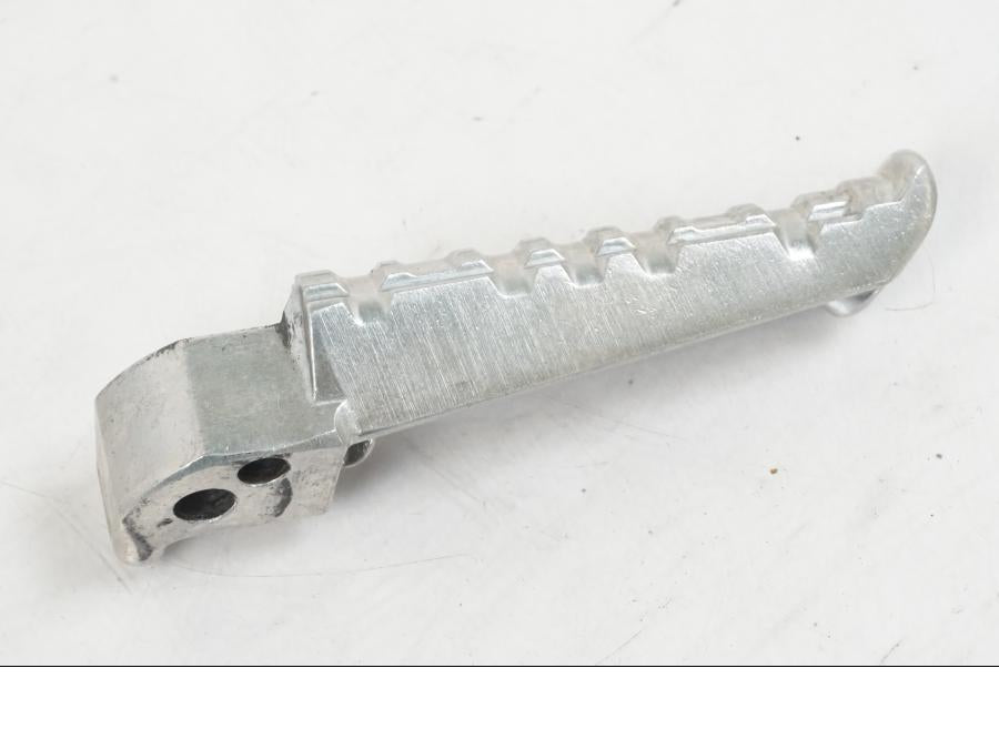 Höger sida på Fotpinne från en Yamaha MT-07 -2019 motorcykel.