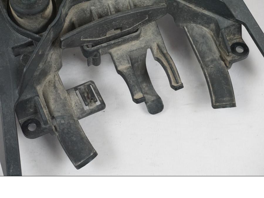 Snett uppifrån på Sadellåsmekanism från en BMW F 800 GS -2008 motorcykel.