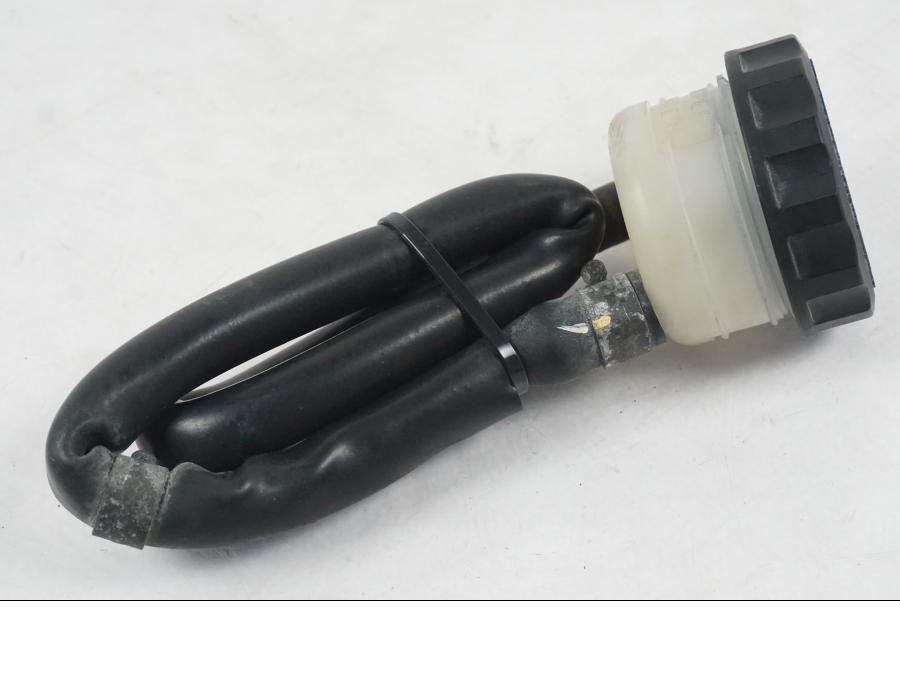 Höger sida på Bromsvätskebehållare från en Kawasaki ER-6N ABS -2010 motorcykel.