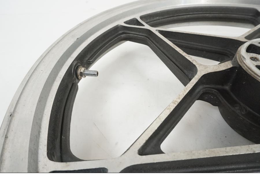 Höger sida på Fälg från en Suzuki GS 1000 -1978 motorcykel.