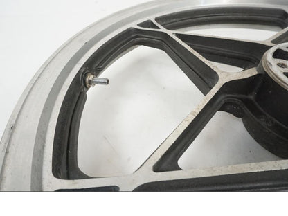 Höger sida på Fälg från en Suzuki GS 1000 -1978 motorcykel.