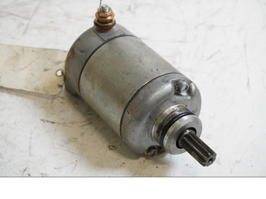 Framsidan på Startmotor från en Honda CBR 600 RR -2004 motorcykel.