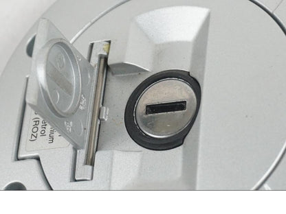 Vänster sida på <p>Låssats från BMW R 1200 RT 2013.</p>

<p>Tändningslås (endast mekanismen), tanklock, sadellås, larmdosa, 1st nyckel och 1st dosa.</p> motorcykel.