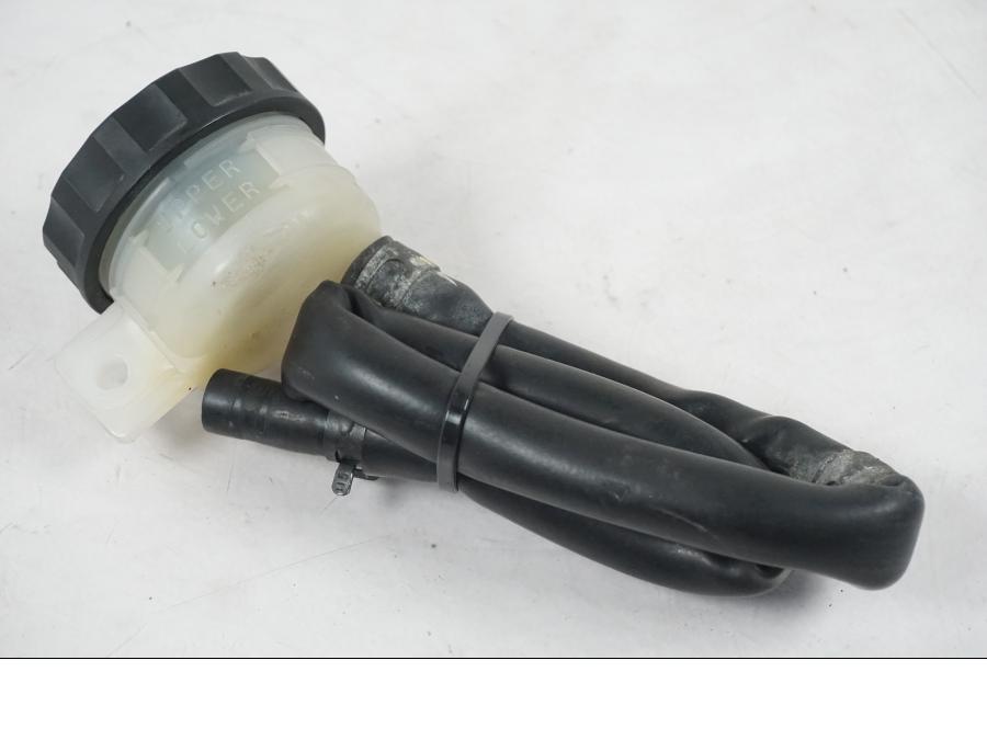 Framsidan på Bromsvätskebehållare från en Kawasaki ER-6N ABS -2010 motorcykel.