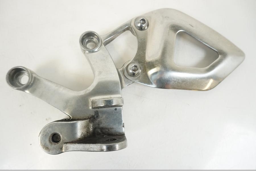 Baksidan på Fotpinnefäste från en Triumph Speed Triple -2009 motorcykel.