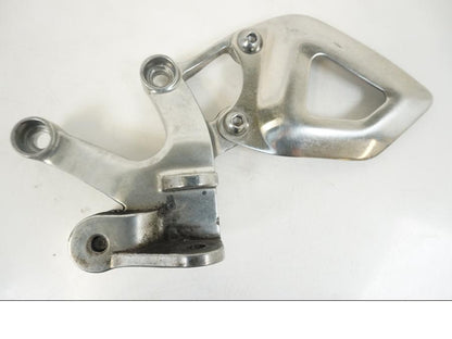 Baksidan på Fotpinnefäste från en Triumph Speed Triple -2009 motorcykel.