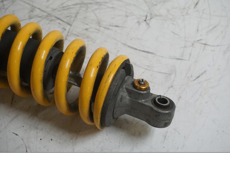 Baksidan på Stötdämpare från en Triumph Daytona 675 -2006 motorcykel.