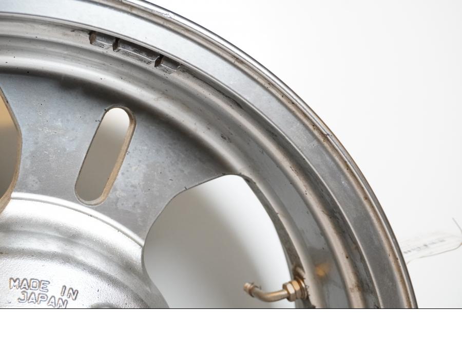 Vänster sida på Fälg från en Kawasaki VN 1600 Mean Streak -2007 motorcykel.