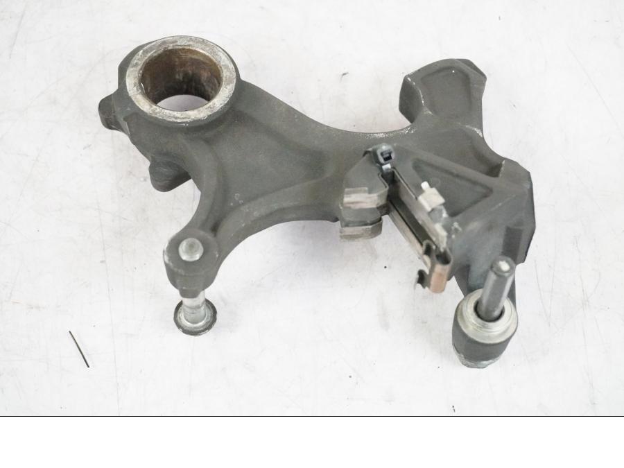 Framsidan på Bromsoksfäste från en Suzuki GSX-R 1000 -2008 motorcykel.