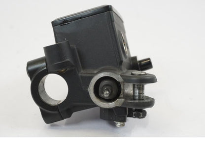 Baksidan på Bromshuvudcylinder från en Yamaha MT-07 -2016 motorcykel.