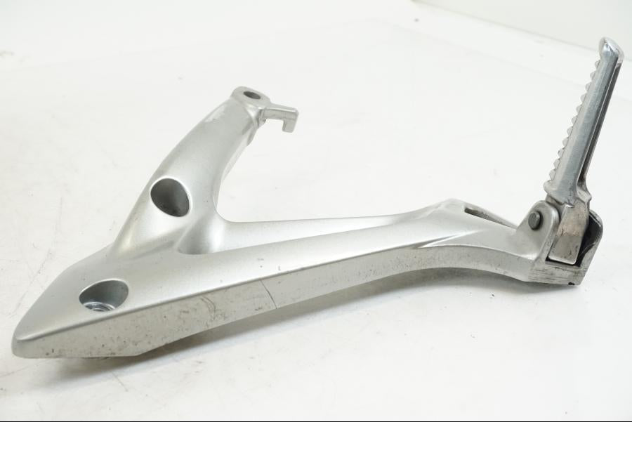 Snett nerifrån på Fotpinne från en Honda VFR 800 -2003 motorcykel.