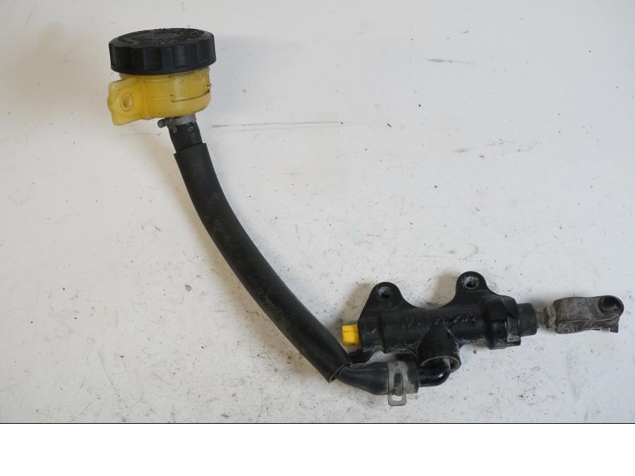 Framsidan på Bromshuvudcylinder från en Triumph Tiger -2002 motorcykel.