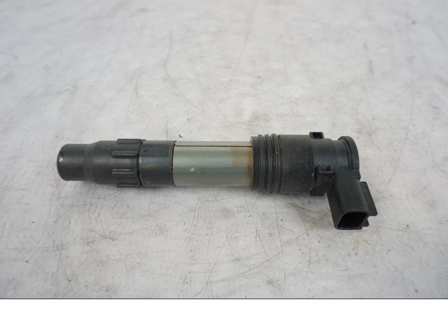 Höger sida på Tändspole från en Kawasaki Versys 650 -2014 motorcykel.