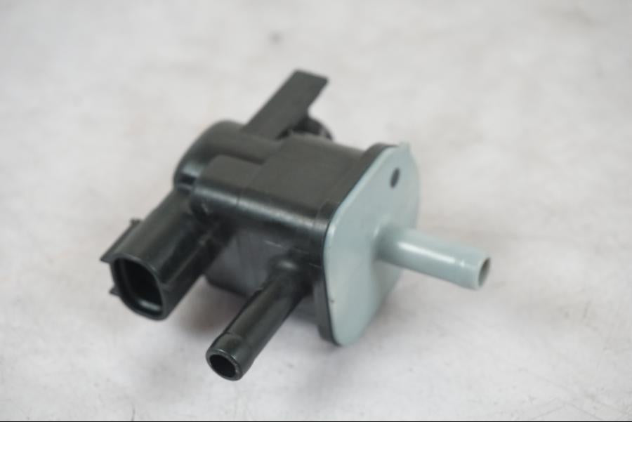 Framsidan på Fuel Evap System från en Triumph Tiger 1200 -2018 motorcykel.